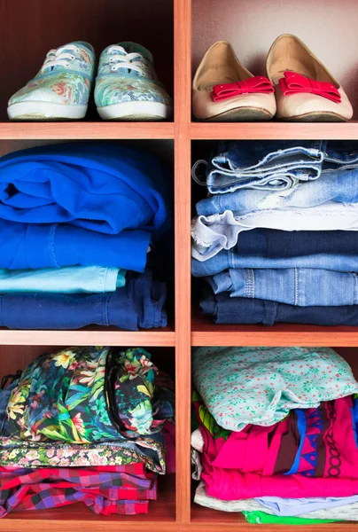 Clothes neatly folded on shelves — Stockfoto