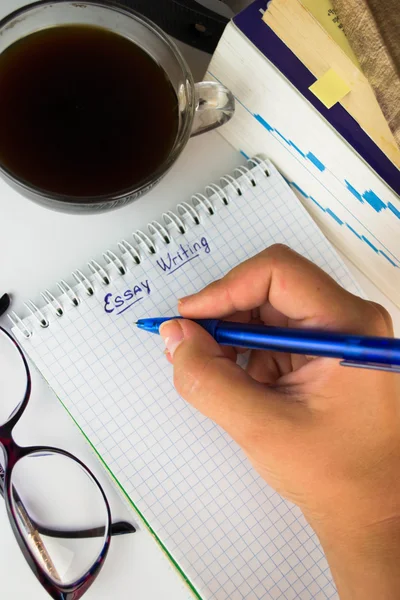 Estudiante leyendo un libro y escribiendo un ensayo — Foto de Stock