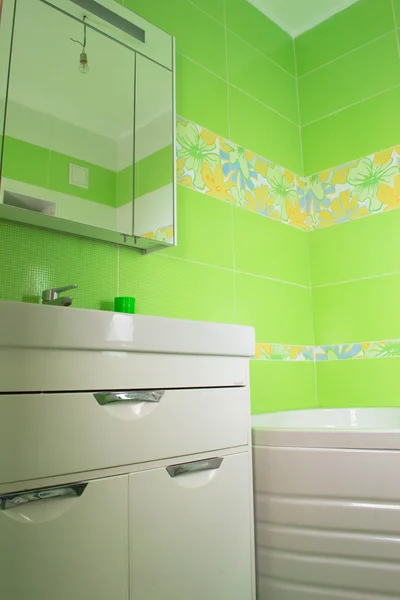 Interior del baño verde. Baño de esquina — Foto de Stock