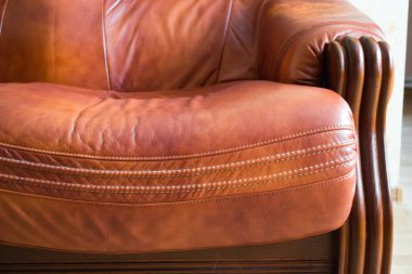 Oturma odası iç tasarım. Kahverengi deri koltuk