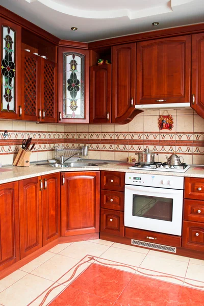 Interior de uma cozinha de madeira — Fotografia de Stock