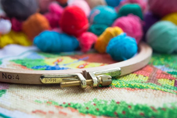 Bolas de lã de fios, tambor e bordados. Fechar — Fotografia de Stock