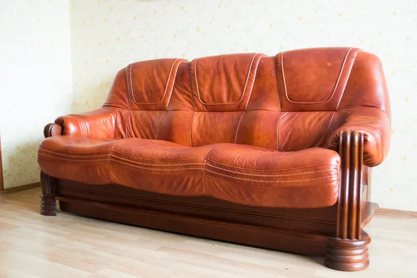 Дизайн інтер'єру вітальні. Коричневий шкіряний диван — стокове фото