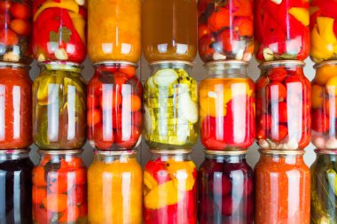 Korunmuş sebze ve gıda maddeleri üst üste ayarla