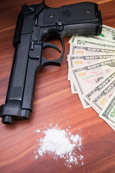 Pistola, droghe e denaro su sfondo di legno — Foto Stock