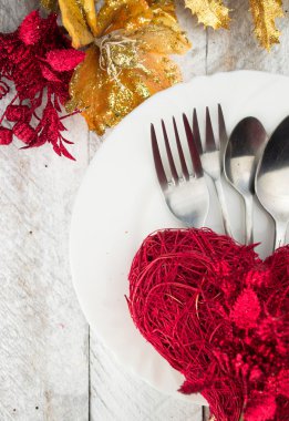 Ahşap masa üzerinde altın ve kırmızı tonda Sevgililer Tablo ayarı