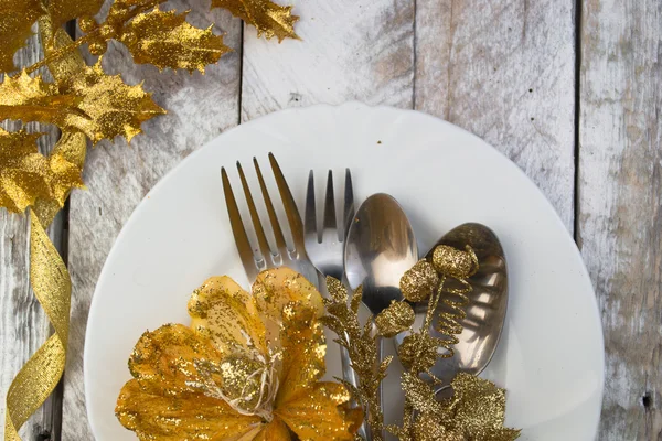 Різдвяний стіл в золотому і коричневому тоні на дерев'яному столі — стокове фото