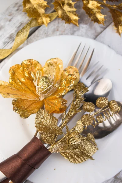Різдвяний стіл в золотому і коричневому тоні на дерев'яному столі — стокове фото