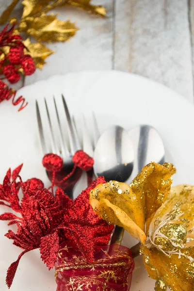 Setarea mesei de Crăciun în ton auriu și roșu pe masa de lemn — Fotografie, imagine de stoc