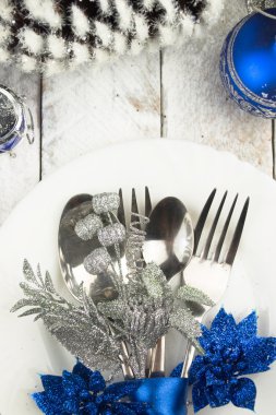 Gümüş ve mavi sesi ahşap masa üzerine Noel tablo ayarı
