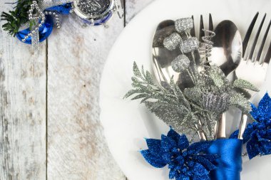 Gümüş ve mavi sesi ahşap masa üzerine Noel tablo ayarı