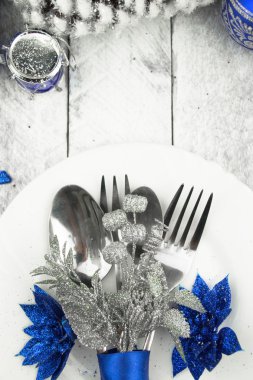 Gümüş ve mavi sesi ahşap masa üzerine Noel tablo ayarı