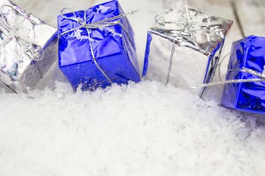 Mavi ve gümüş Noel hediye kutuları üst üste. Beyaz arka plan