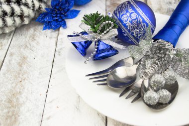 Gümüş ve mavi sesi ahşap masa üzerine Noel tablo ayarı