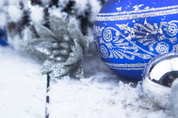 Bolas de Natal e floco de neve em fundo de madeira . — Fotografia de Stock