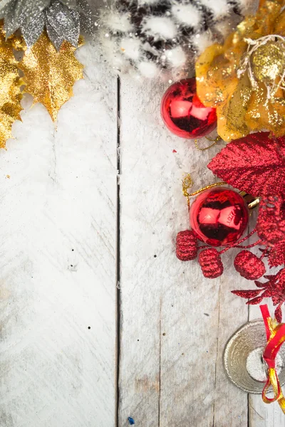 Decoraciones navideñas en tono rojo y dorado sobre fondo de madera —  Fotos de Stock