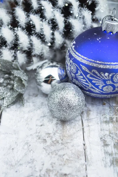 Palle di Natale e fiocco di neve su sfondo di legno . — Foto Stock