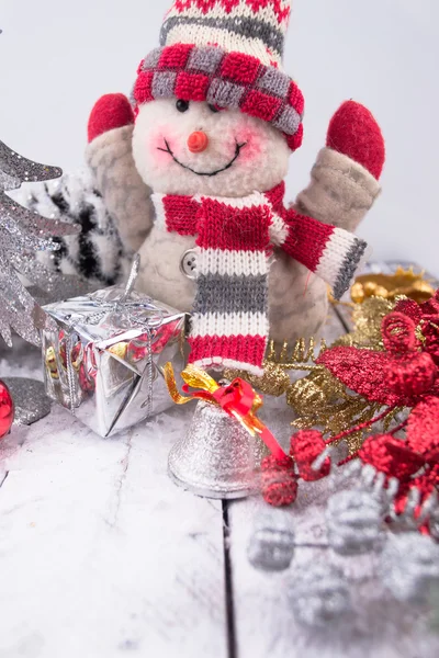 Decorazioni natalizie con pupazzo di neve, regalo e palline di Natale — Foto Stock