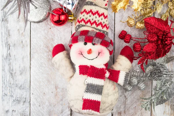 Décorations de Noël avec bonhomme de neige, cadeaux et boules de Noël — Photo