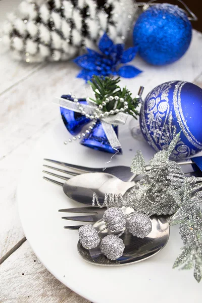 Рождественский стол в серебристом и синем тоне на деревянном столе — стоковое фото