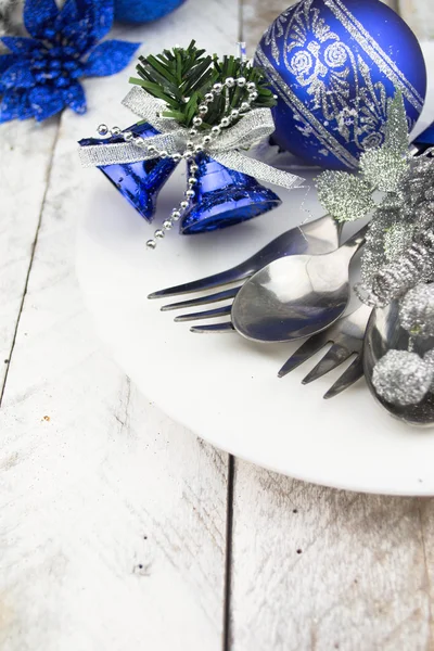 Різдвяний стіл в срібно-блакитному тоні на дерев'яному столі — стокове фото