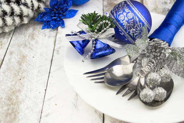 Різдвяний стіл в срібно-блакитному тоні на дерев'яному столі — стокове фото