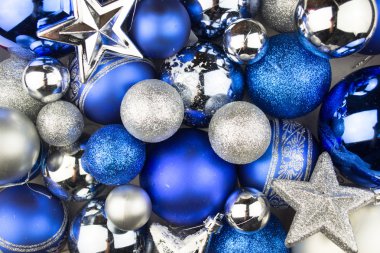 Bir Noel arka plan için mavi ve gümüş Noel topları