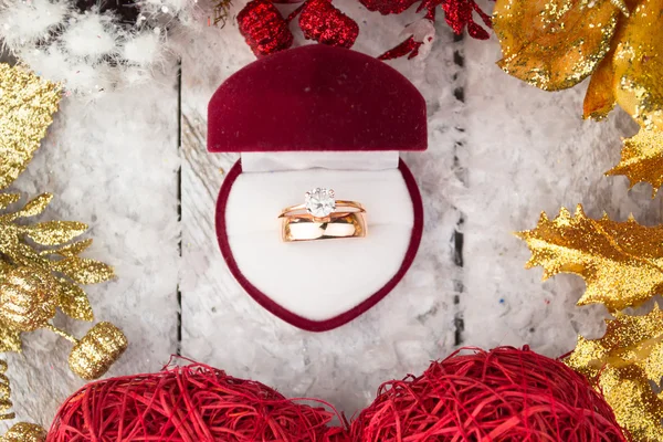 圣诞装饰品木背景上的结婚戒指. — 图库照片