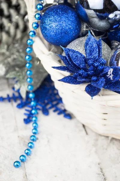 Bolas azules de Navidad en canasta de madera blanca sobre blanco —  Fotos de Stock