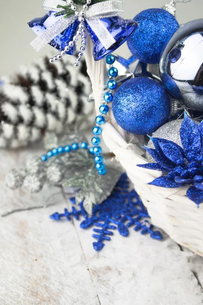 Mavi Noel topları beyaz beyaz ahşap sepeti — Stok fotoğraf