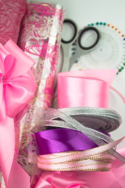 Rulo kağıt ambalaj Pink. Malzeme ve aksesuarları hediye sarma için