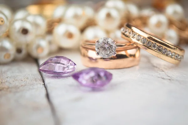 Golden wedding rings on white wood background — Stock Photo, Image