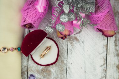 Alyans gül ahşap arka plan üzerinde arasında