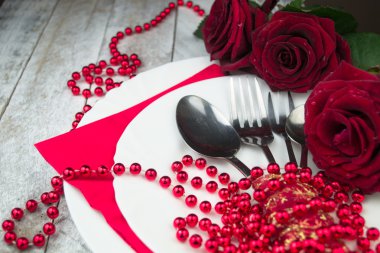 Tablo ayarı Beyaz ahşap zemin üzerinde kırmızı Güllü