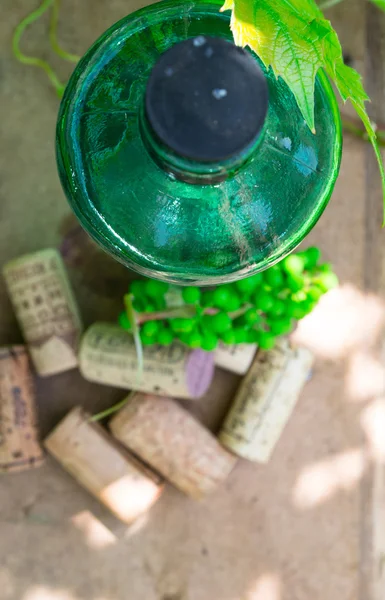 Botol anggur putih dengan anggur putih di atas meja taman. Tampilan atas — Stok Foto