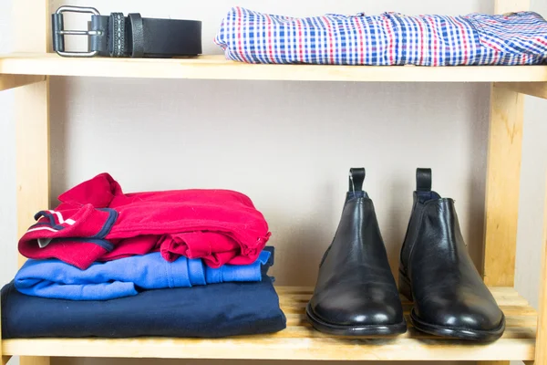 Ropa de hombre en el estante — Foto de Stock