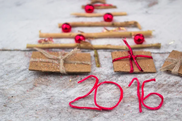Ahşap zemin üzerine karton Hediyelik Noel ağacı yapılmış — Stok fotoğraf