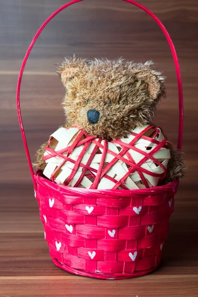 Walentynki teddy bear w wiklinowym koszu na drewniane tła — Zdjęcie stockowe