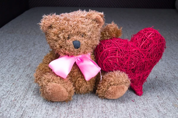 San Valentín Osito de peluche con corazones rojos sentado solo —  Fotos de Stock