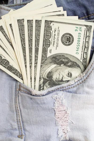Notas de dólar americano em fundo de bolso jeans — Fotografia de Stock
