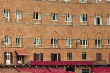 Siena, İsa e saraylardan piazza del Campo