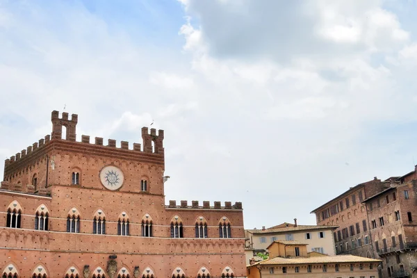 Siena, strade e palazzi na piazza del campo — Stock fotografie