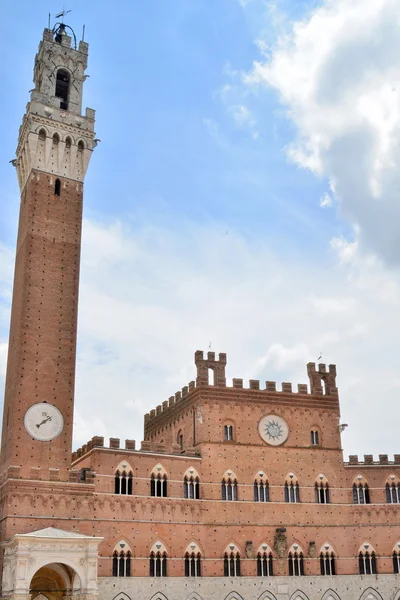 Siena, strade e pałace w piazza del campo — Zdjęcie stockowe