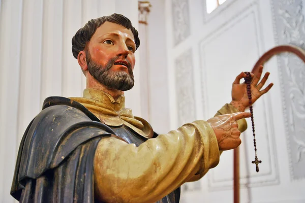 Estátua em legno scolpito e dipinto, raffiguranti soggetti religiosi — Fotografia de Stock