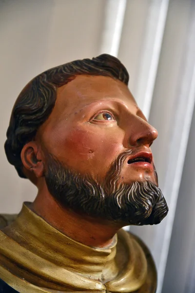 Statue in legno scolpito e dipinto, raffiguranti soggetti religiosi — Stockfoto