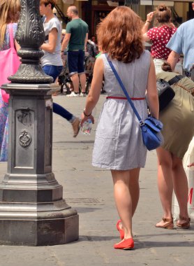 turisti passeggiano nel centro storico della citta clipart