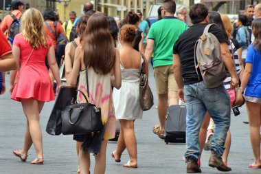 turisti passeggiano nel centro storico della citta