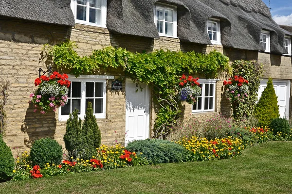 Gîte Traditionnel Avec Chaume Anglais Jardin Coloré — Photo