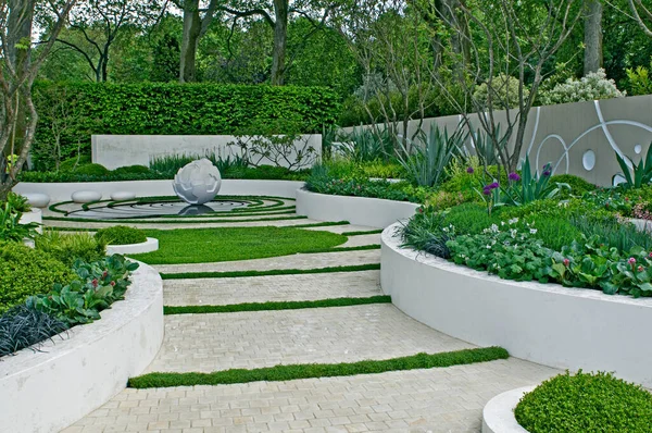 Modern Water Garden Sculpture Feature Raised Beds — Stock Photo, Image