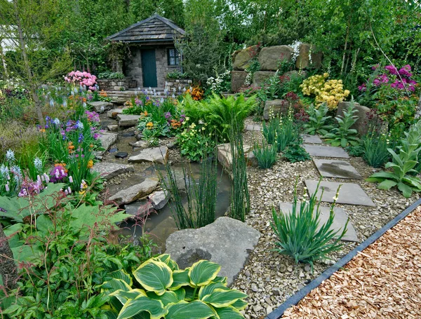 Una Casa Campo Jardín Una Rocalla Arbolada Con Plantación Colores — Foto de Stock